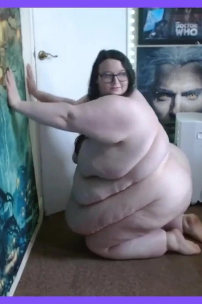SSBBW Crawling on the Floor