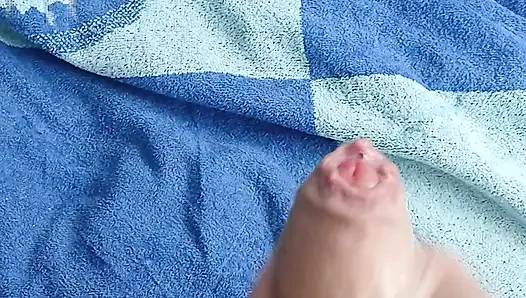 Seksi lezbiyen üvey kızımın ekranda bir fotoğrafıyla mastürbasyon ve büyük boşalma lezbiyen pornosu izliyor