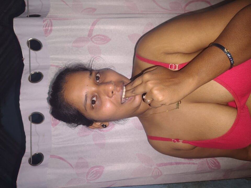 पिछले महीने देसी पत्नी के साथ