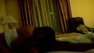 La moglie asiatica adora il grande cazzo nero in hotel