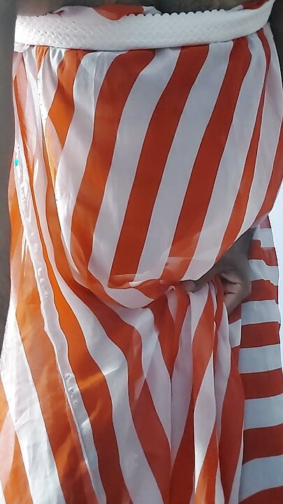 Rapaz a masturbar-se e a gozar com uma saia de chiffon transparente de seda vermelha e branca às riscas