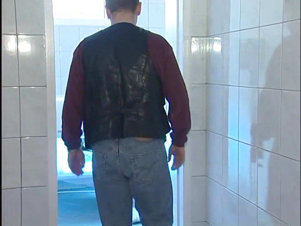 Pelirroja milf le gusta un buen golpe y facial en la piscina cubierta