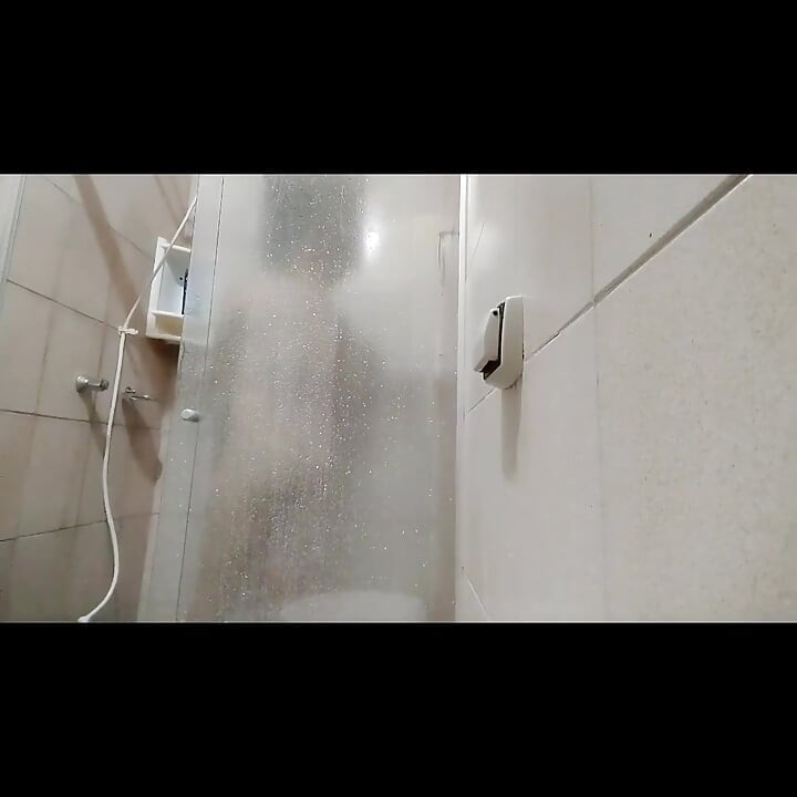 我的朋友邀请我来喝咖啡, 不久之后, 我有机会洗澡并享受嗨