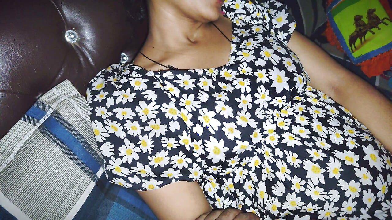 Bhabhi bertetek besar panas menghisap batang basah dengan keras untuk pancutan mani dalam mulut
