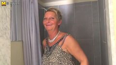 Stygg holländsk hemmafru som leker med sin våta fitta