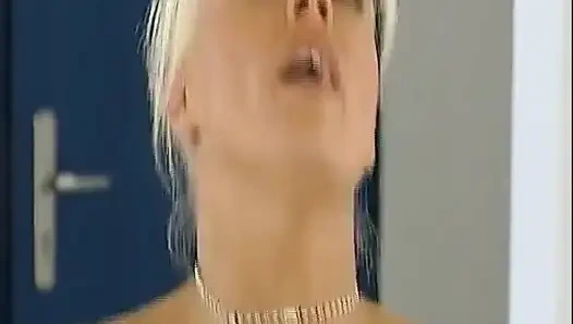 Немецкая блондинка-пума использует игрушки и делится в винтажном тройничке ЖЖМ