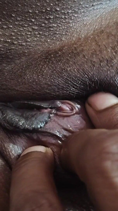 Reina masajeada con aceite lista para el servicio () | Clip 1