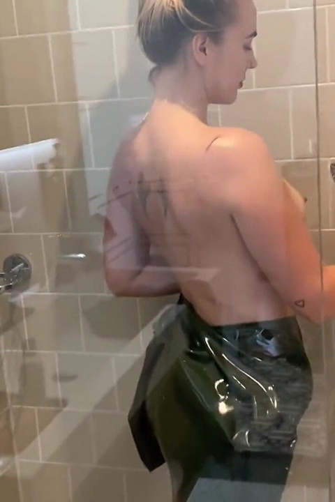 Iwantsheena strippt latex unter der dusche.