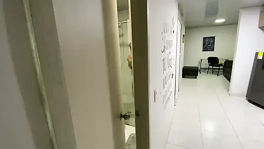 Sexy dünnes mädchen wird in der dusche gefickt, bis sie mit einem riesigen schwanz zum orgasmus kommt