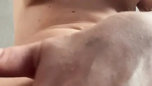 Muschi nah an der Kamera, hängende Titten, große Warzenhöfe