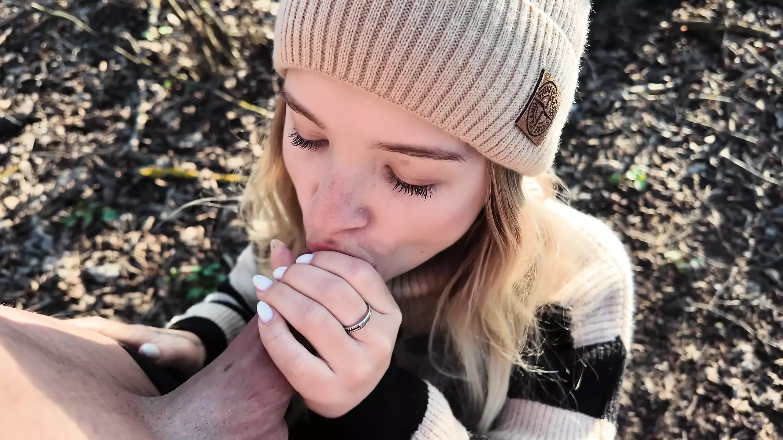 Stiefzus geeft me een pijpbeurt in het bos, risicovolle seks. We werden bijna betrapt