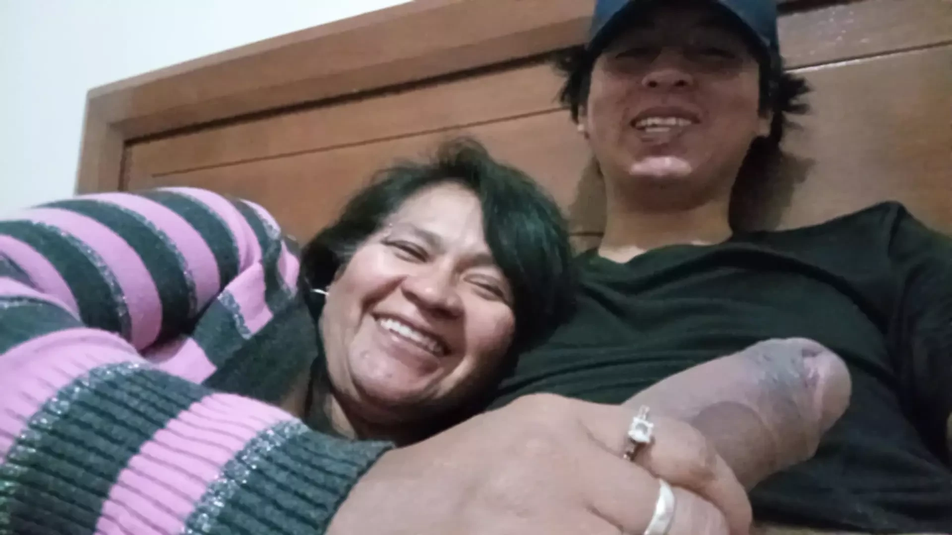 Mia suocera vuole la sua dose di latte, è diventata dipendente da me, ora vuole fare sesso tutti i giorni, suo marito lavora