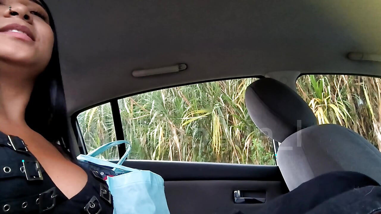 車の中で着替えている間、ウーバーが私をこっそり見ていました