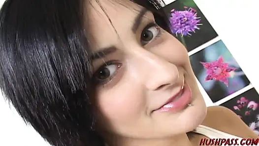 Presley sulu götünü iyi kullanıyor