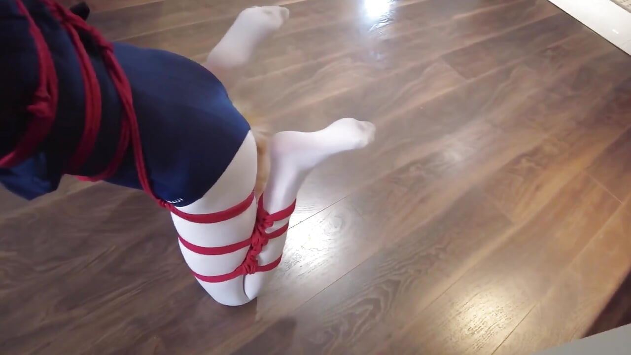 Mz31 - Djevojka vezana i obješena crvenim užetom doživljava orgazam.