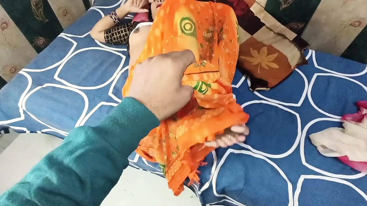 Tannu Bhabhi把我叫到她的房间，解渴了她美丽的青春，操了我。