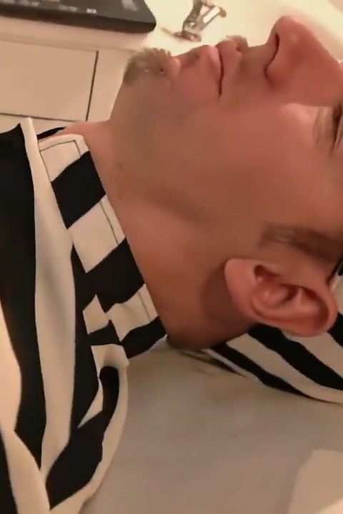 Hitsige jonge brunette wordt hard geneukt in haar lieve kleine kont