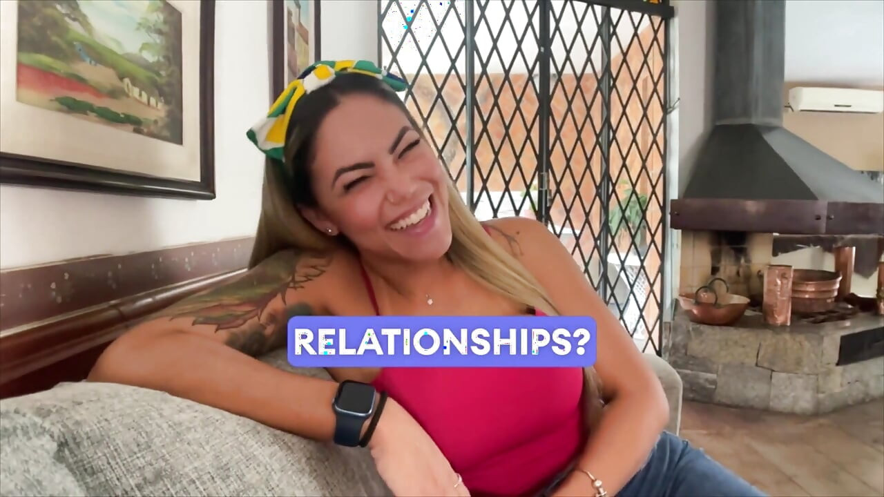 Milf brasileña con grandes tetas haciendo garganta profunda y chupando culo durante el primer casting - mamada en primer plano