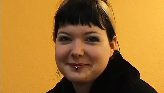 Татуированная крошка играет со своей щелью на кастинге