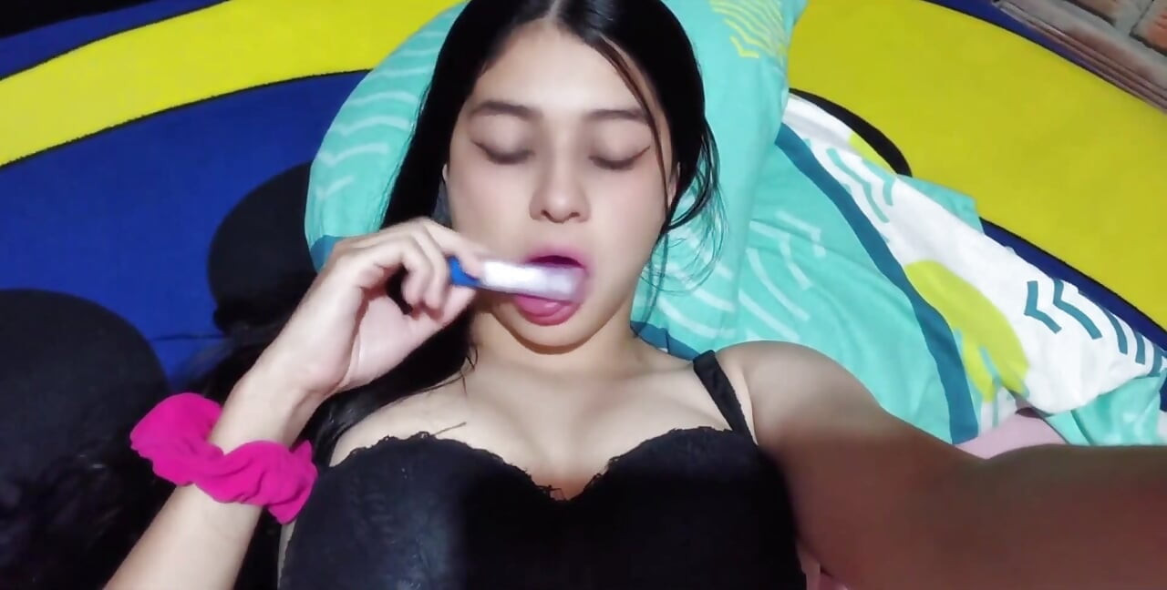 Porn Actress Yuliethgomez Shows Her Stuff (real Homemade