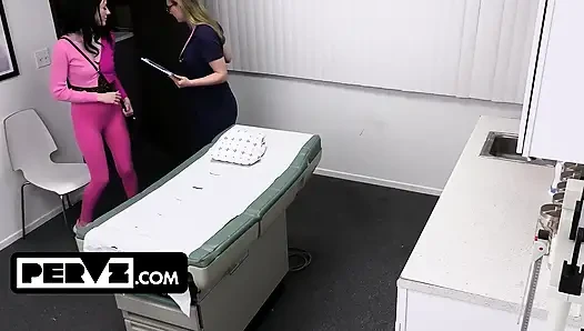 Minyon ophelia kaan ve celestina blooms sapık doktordan özel muamele alıyor