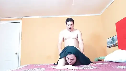 Wanita berhijab dientot gaya doggy