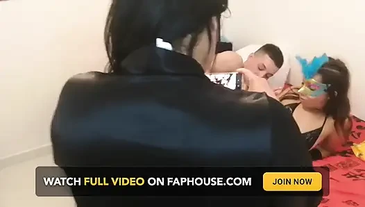 Üçlü seks için iki latin tut