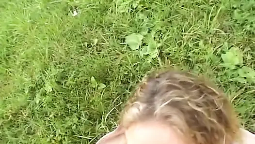 Pelacur imut suka nyepong kontol enak