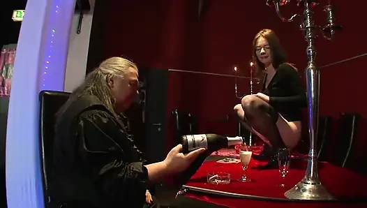 Kızıl Saçlı BDSM Sürtük açık Havada Ve Içeride Parmaklanıyor