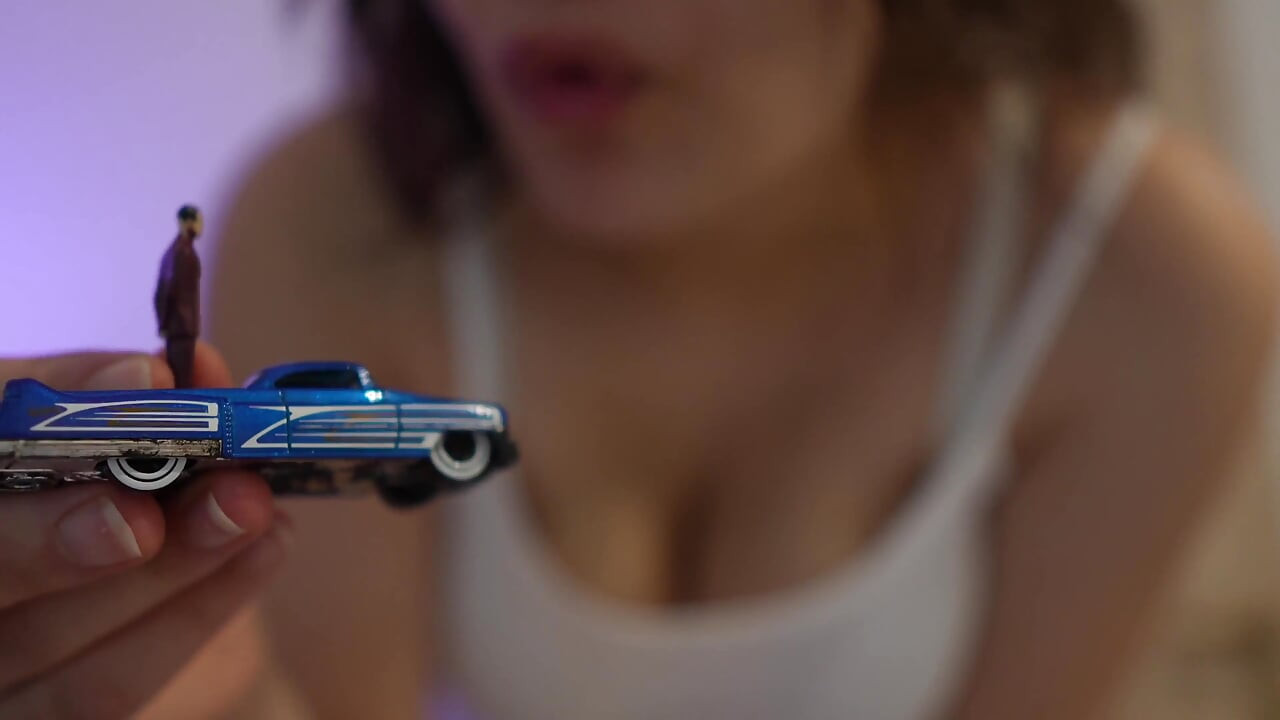 Devojka i auto giganti