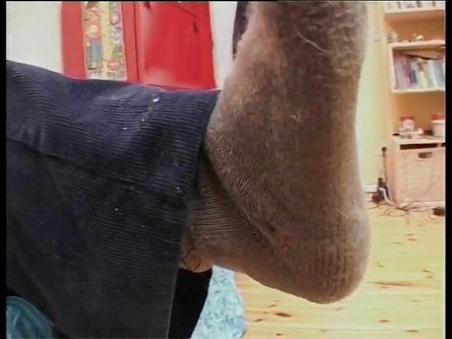 Geile blondine neukt haar doorboorde kut met een enorme dildo