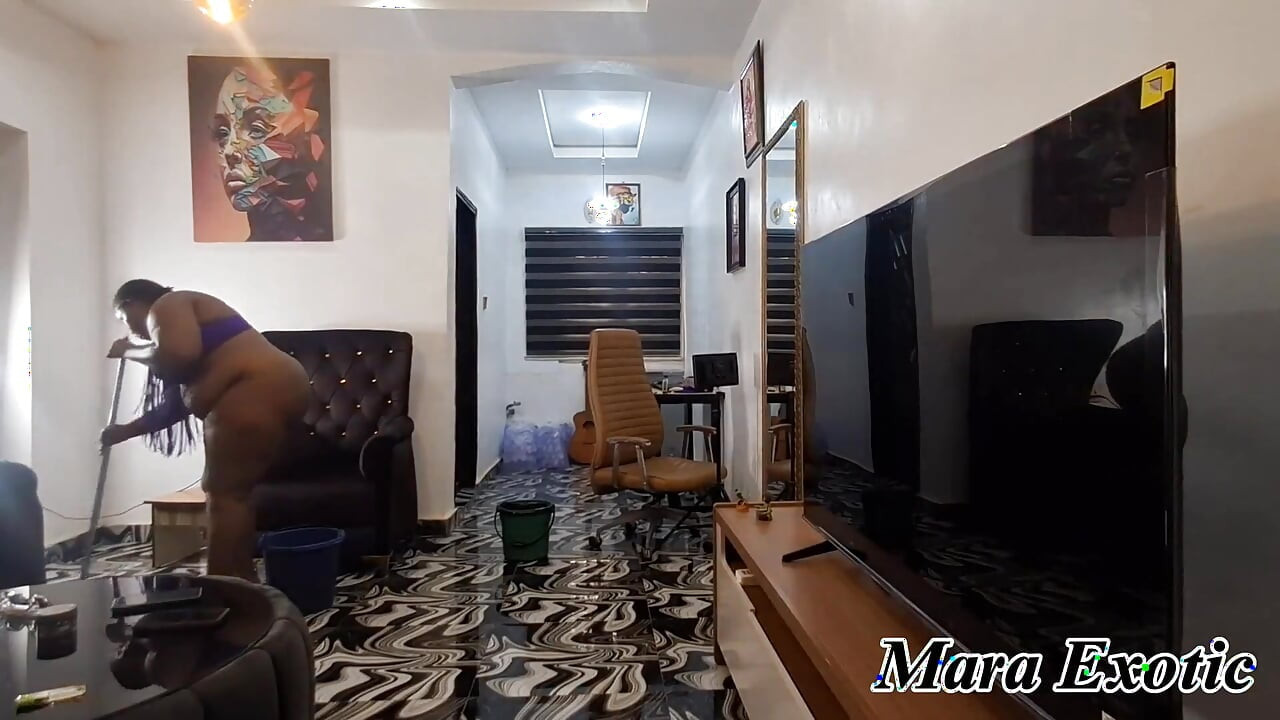 Gorda rabuda ébano milf nua limpeza de casa.