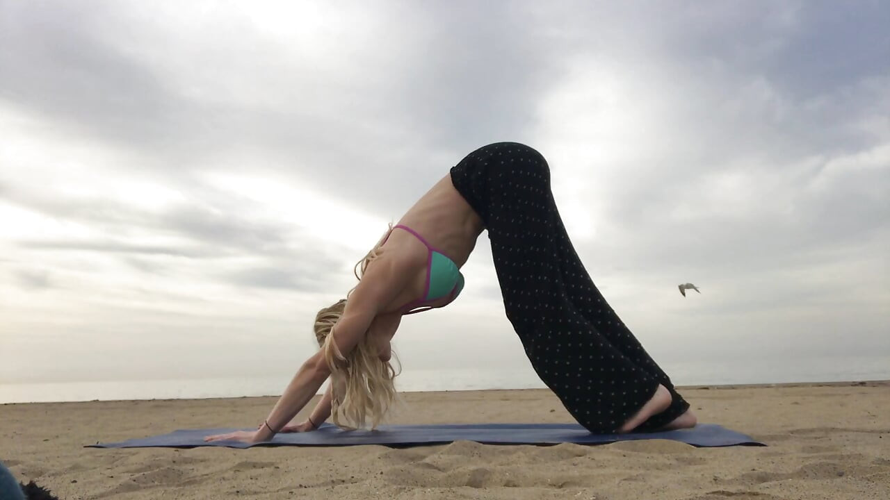 Joga na plaži u bikini majici