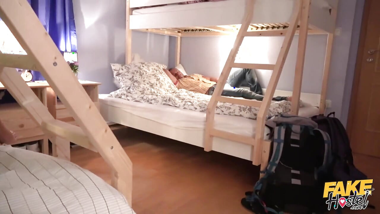 Fake hostel - partner takası bölüm i: cızırtılı karşılaşmalar ve baştan çıkarıcı takaslar