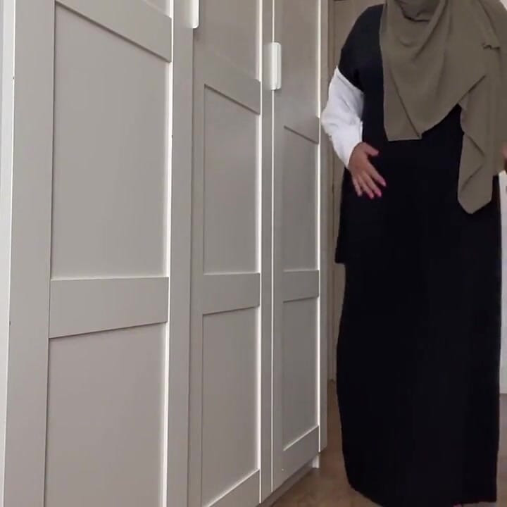 Syrian Slut in Hijab Without Panties Caresses Her Clitoris Close-up
