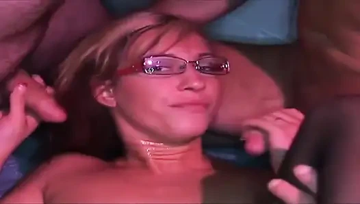 Cewek kurus rambut cokelat dientot habis-habisan sampai dicrot di dalam