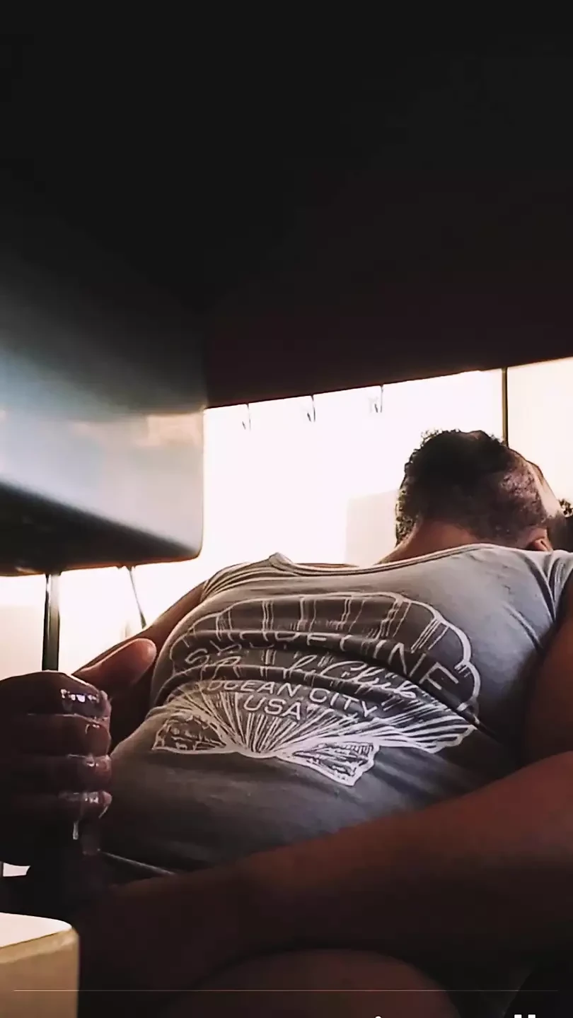 火辣大黑屌爸爸抚摸湿润的鸡巴并射得全身都是精液