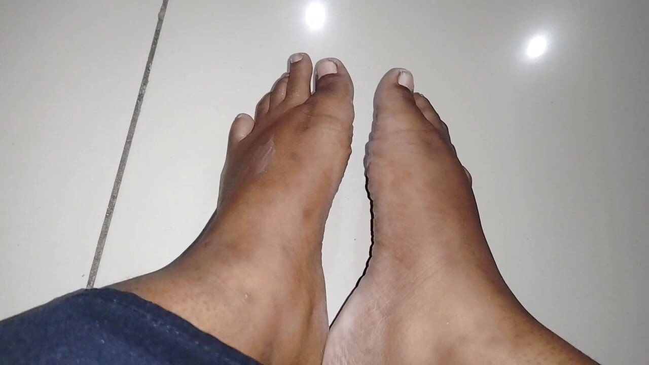 Kompilace mých posledních videí pro vás všechny milovníky jemných nohou si můžete užít.