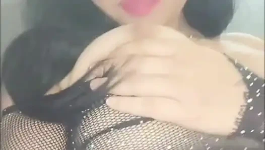 Турецкая девушка-брюнетка ублажила себя вибратором