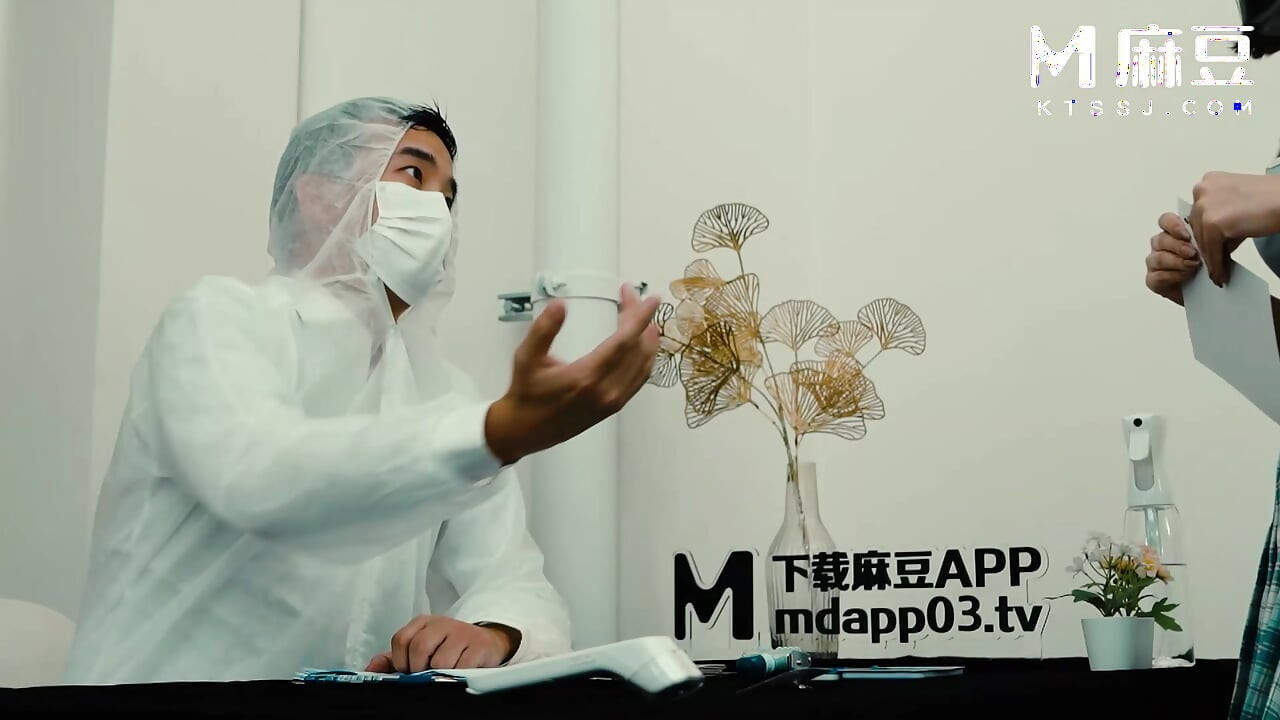Modelmedia Asia - teniendo sexo salvaje mientras usas equipos de protección durante la pandemia