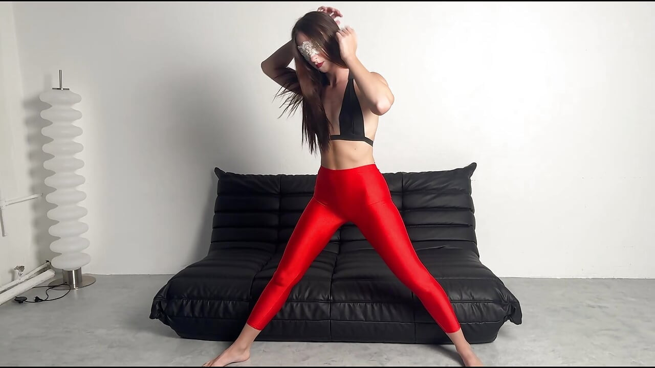 yoga-göttin in rot, enge leggings