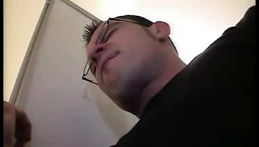 Hübsche deutsche MILF reitet schwanz in der öffentlichen toilette