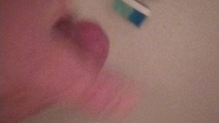 Éjaculation sur la brosse à dents de salope