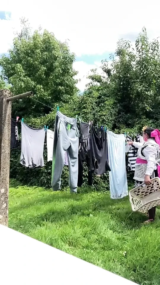 कपड़े धोने लटकाने के लिए बागवानी पोशाक में