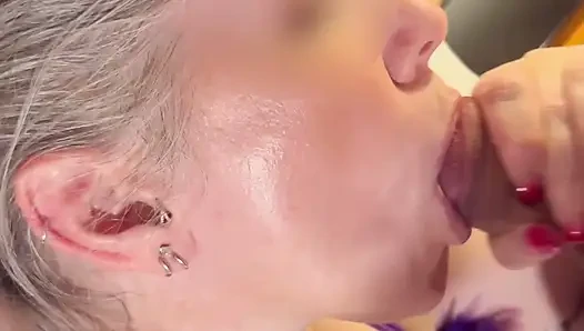 Schöne reife ehefrau bläst mit sperma auf der zunge
