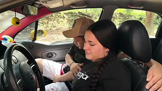 Ich helfe einer dicken Latina, mitten im Nirgendwo zu verwüsten, im Austausch für einen harten Fick in ihrem Auto.