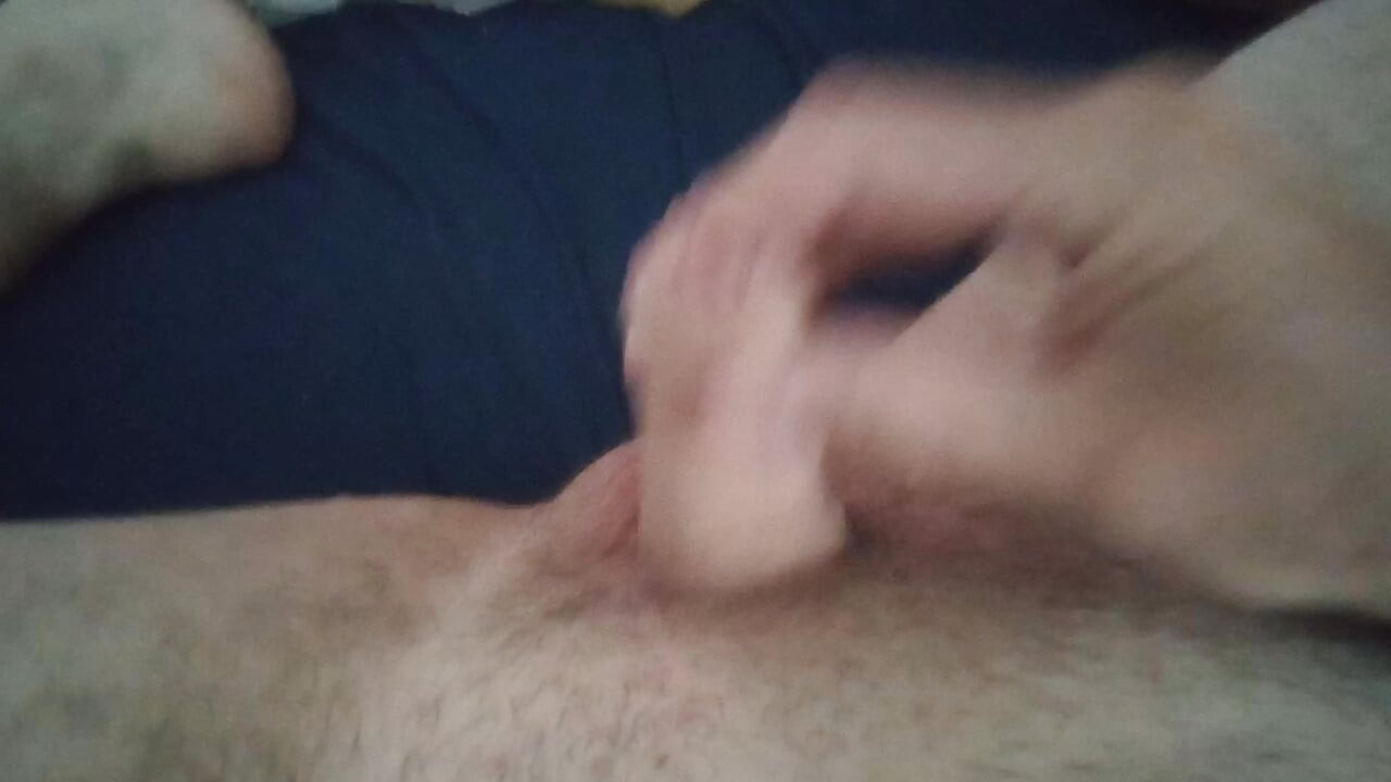 Маленький вялый пенис крупным планом
