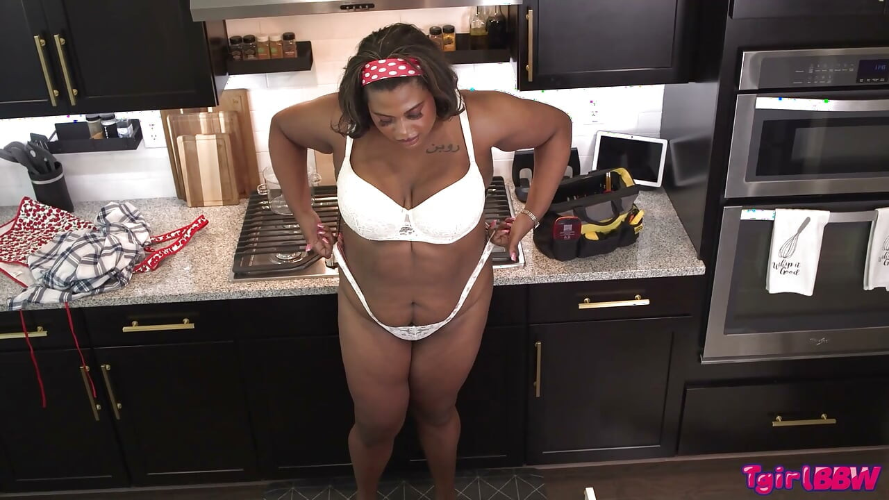 TGIRLBBW Trans Ebony é fodida de quatro e em posição missionária no quarto