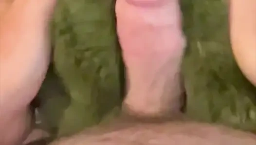 Yastığımı sikiyorum. Dölle sikişiyor