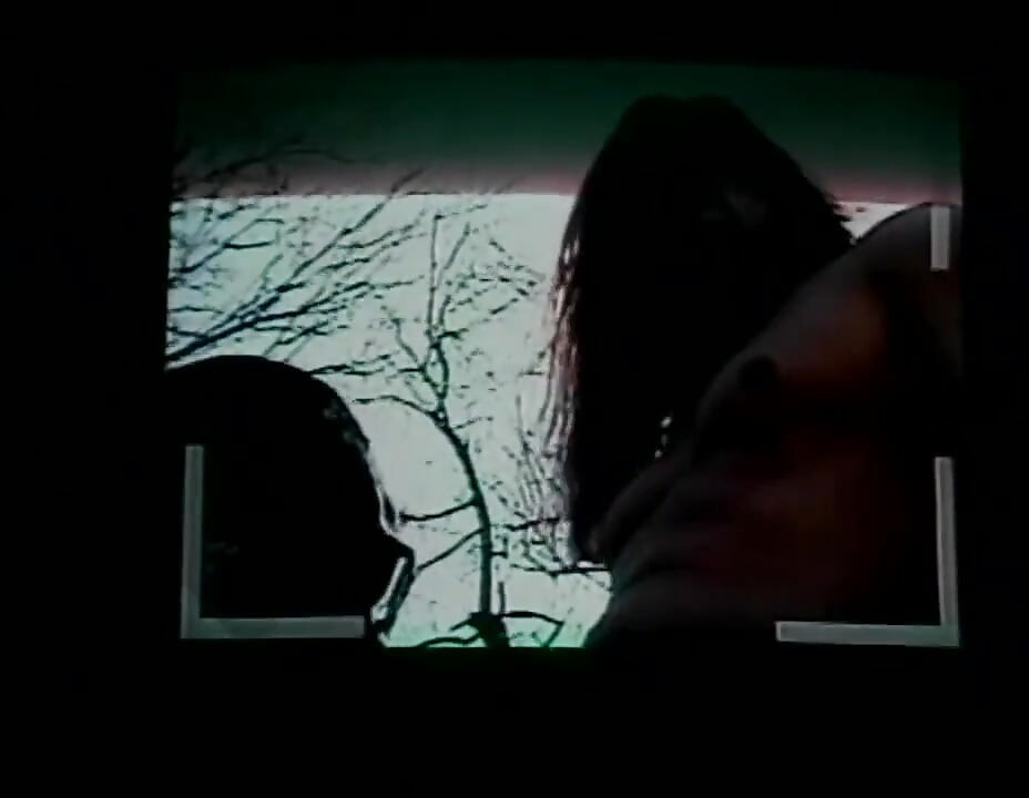 Crno-bela pička liže pičku jebanje u dogging položaju u bašti